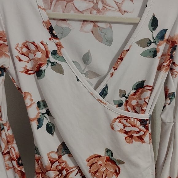 Floral, mock wrap top w/ flared sleeves! - Picture 2 of 3